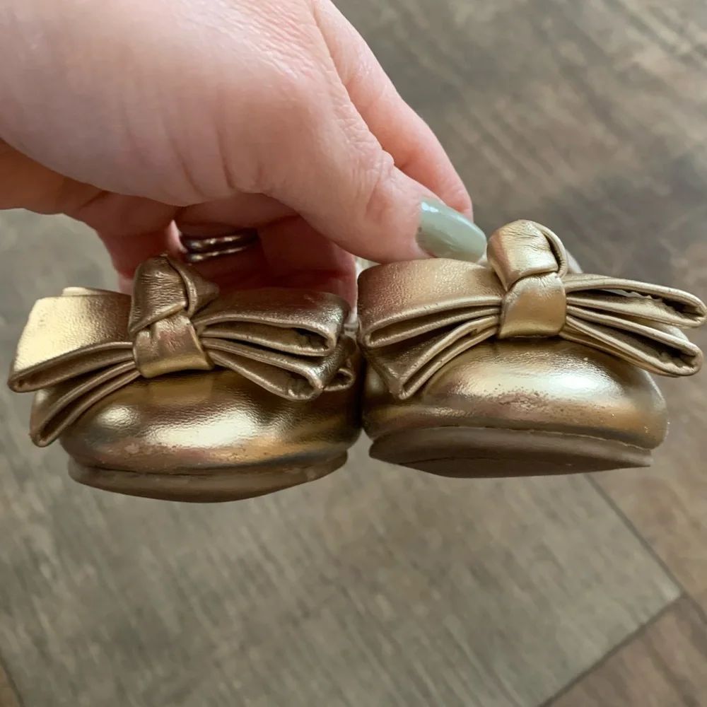 The children’s place gold bow flat